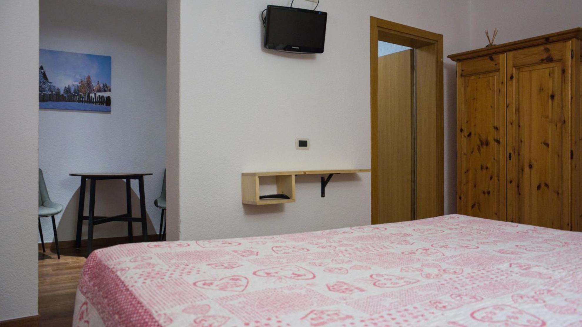 Hotel Nes Crepes Pozza di Fassa Room photo
