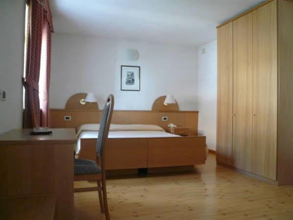 Hotel Nes Crepes Pozza di Fassa Exterior photo