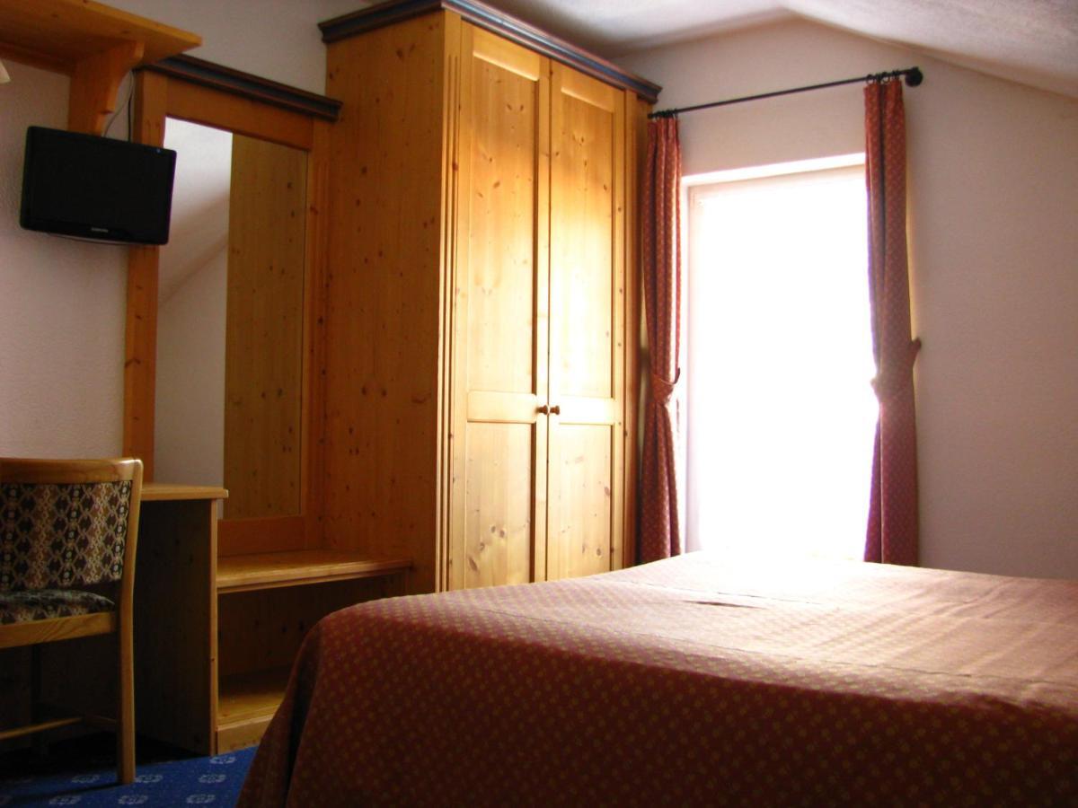 Hotel Nes Crepes Pozza di Fassa Room photo